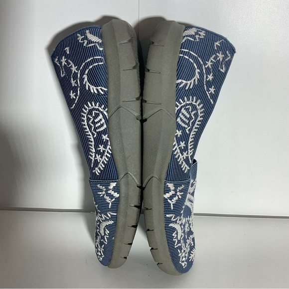 Yuu Blue & White Floral Embroidered Slip-On Elastic Padded Footbed Shoe Size 6.5 - Picture 10 of 16
